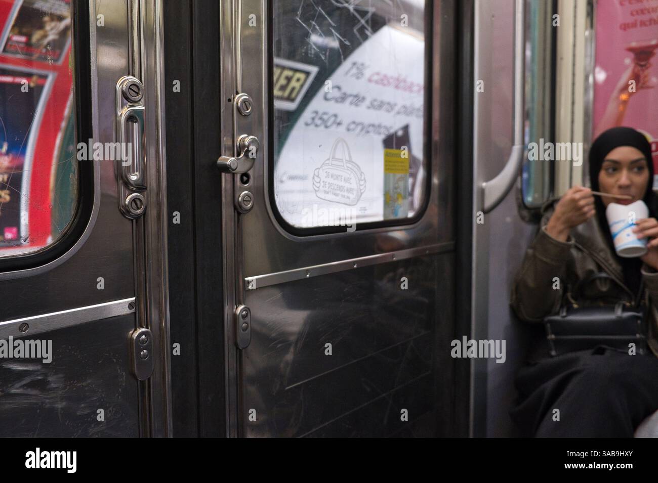 Metro-Türmechanismus in Paris, Frankreich Stockfoto