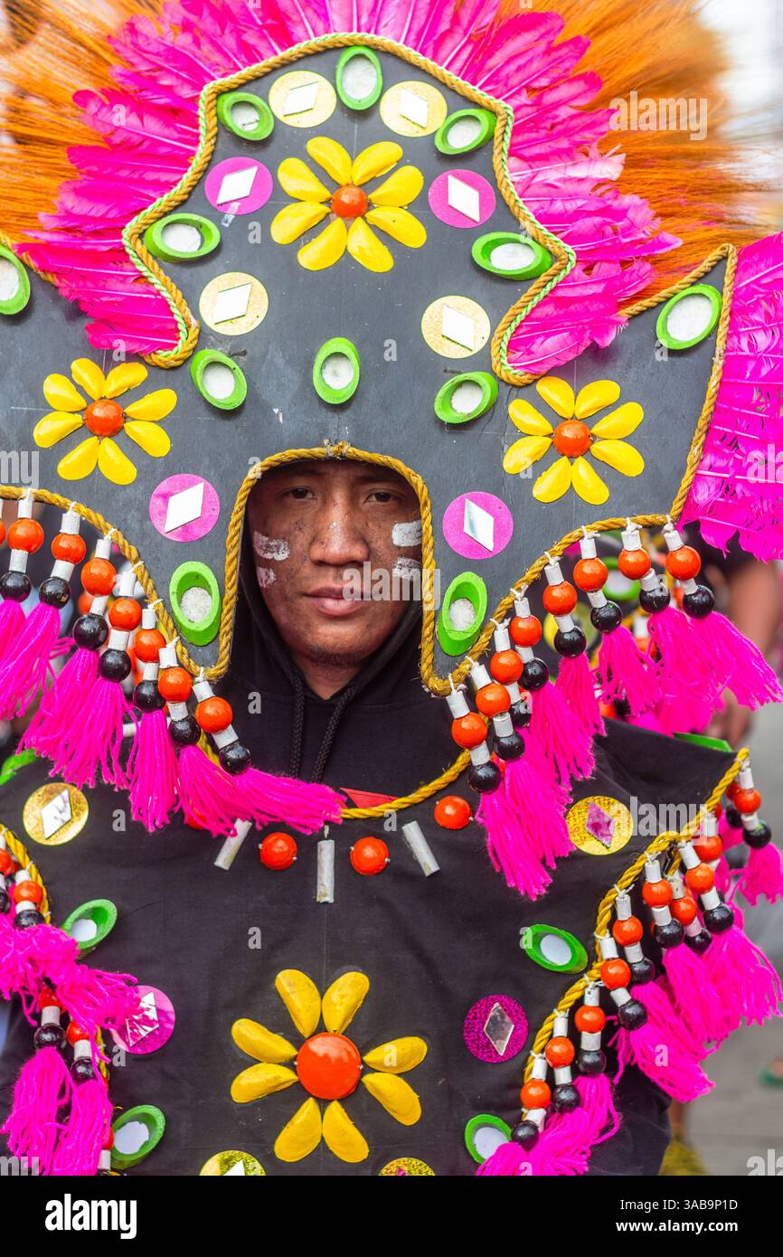Teilnehmer des ATI-Atihan Festivals in Kalibo, Aklan, Philippinen in voller Insignien mit einer komplizierten und farbenfrohen traditionellen Tracht Stockfoto