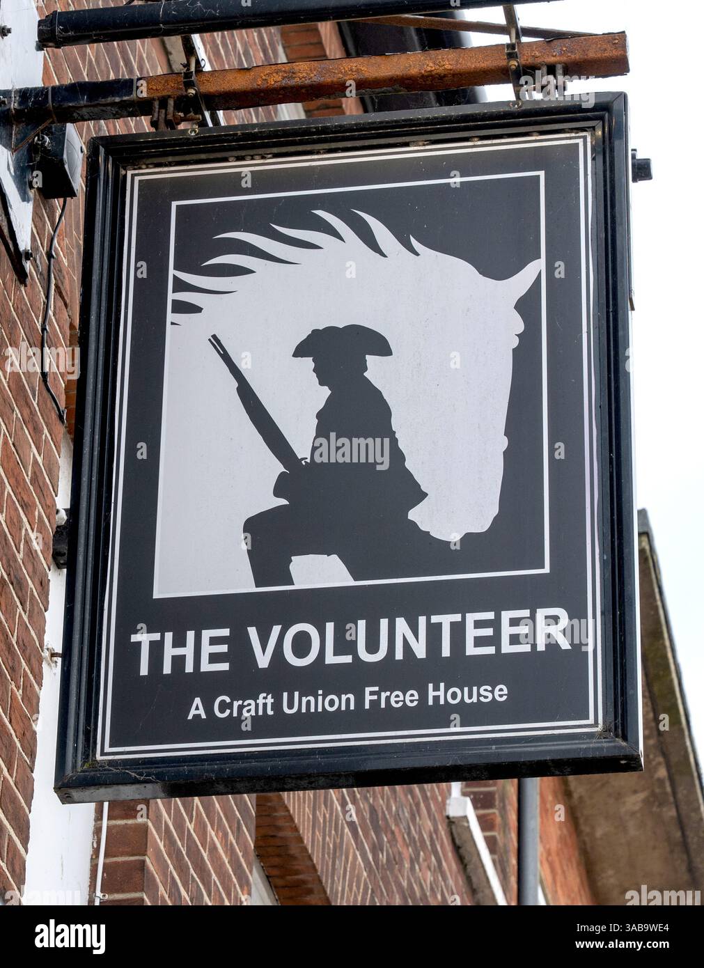 Traditionelles hängendes Pub-Schild im Volunteer Pub - Craft Union Free House - London Road North, Lowestoft, Suffolk, East Anglia, England, UK Stockfoto