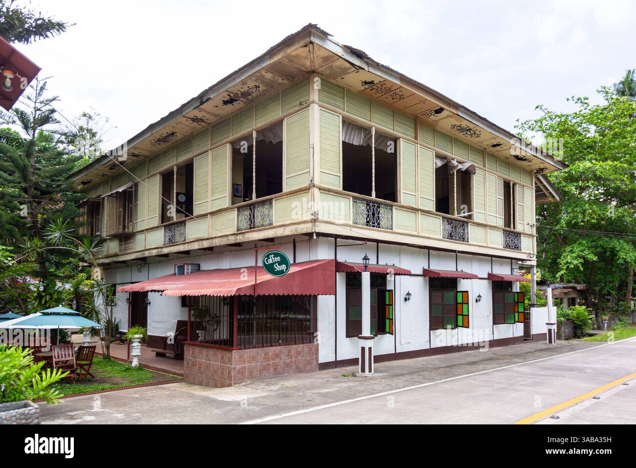 Altes Volkshaus in einer ruhigen kleinen Stadt in Camiguin, Philippinen, mit traditionellem Design und einheimischem Handwerk, das die lokale Kultur widerspiegelt Stockfoto Altes Volkshaus in einer ruhigen kleinen Stadt in Camiguin, Philippinen, mit traditionellem Design und einheimischem Handwerk, das die lokale Kultur widerspiegelt Stockfoto