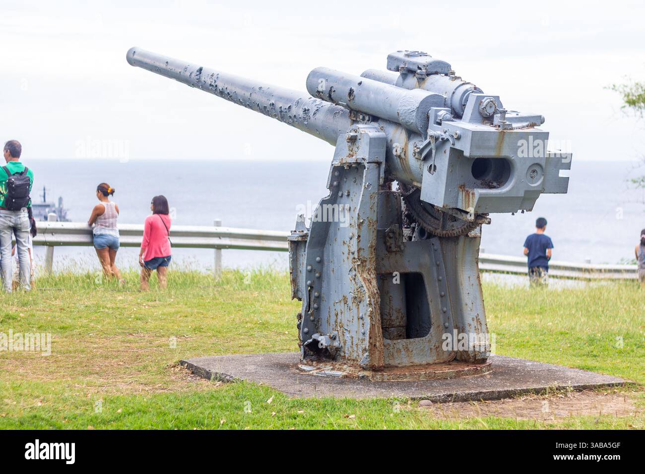 Große Artillerie mit Blick auf das Meer im japanischen Garten von Corregidor Island auf den Philippinen Stockfoto
