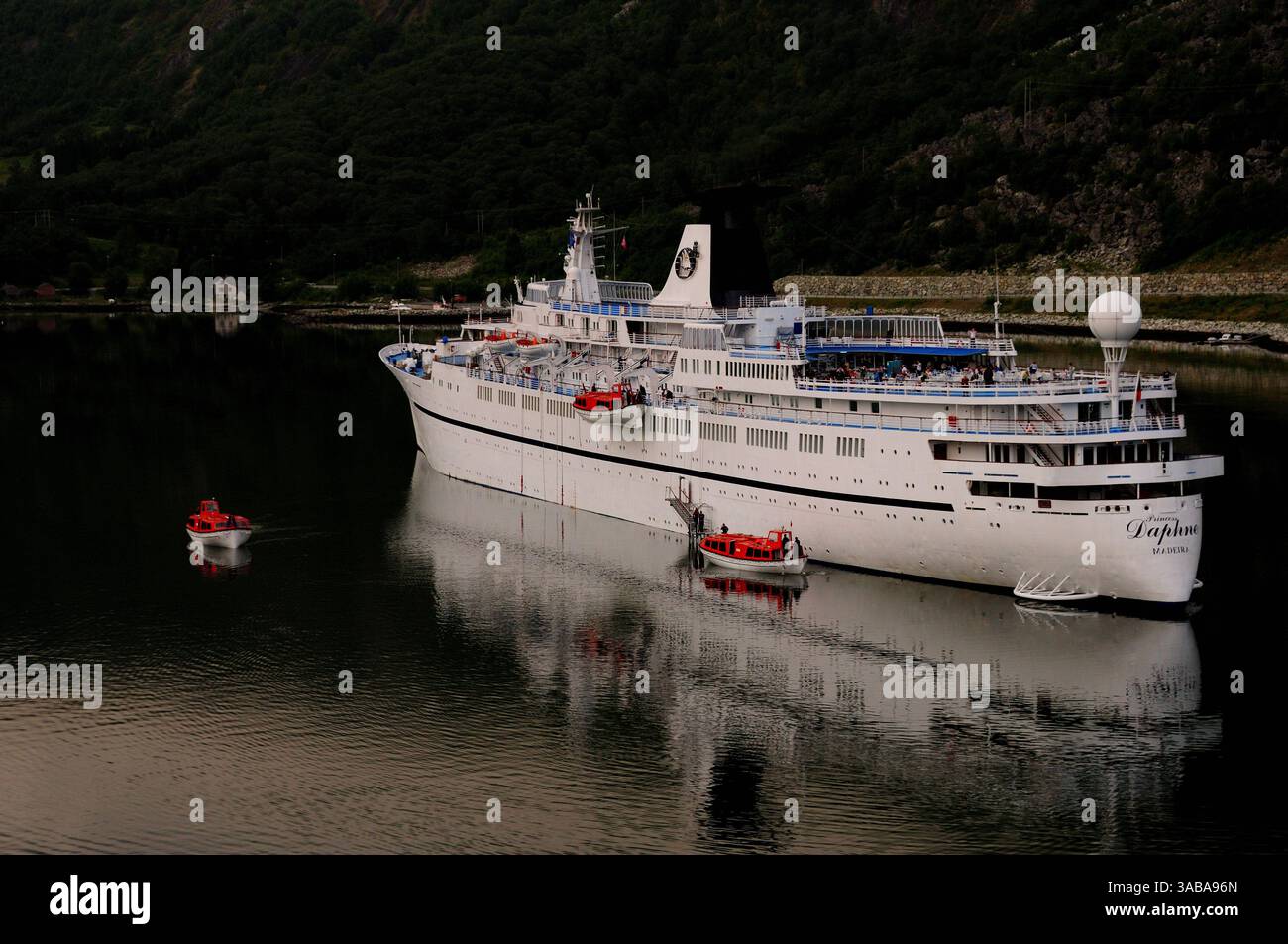 Das Kreuzfahrtschiff Prinzessin Daphne ankerte 2011 im Hardangerfjord am Eidfjord in Westnorwegen. Stockfoto