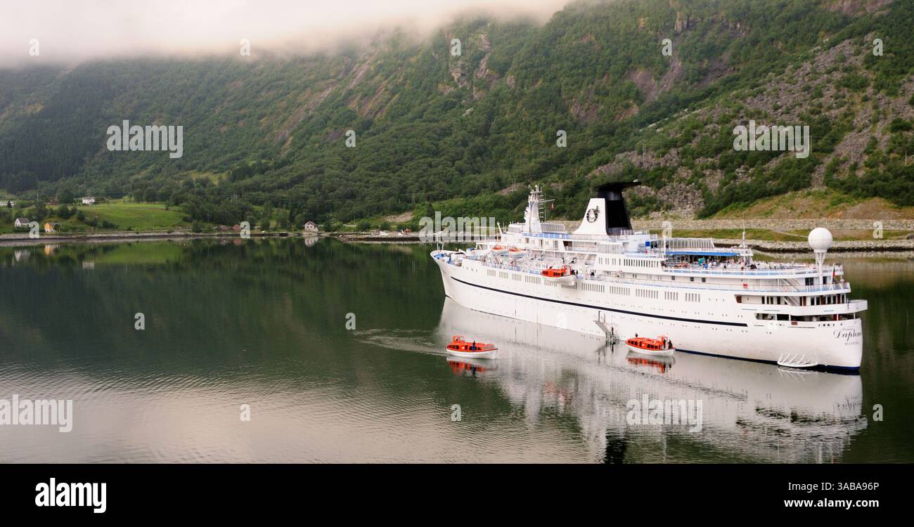 Das Kreuzfahrtschiff Prinzessin Daphne ankerte 2011 im Hardangerfjord am Eidfjord in Westnorwegen. Stockfoto