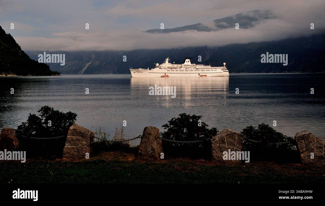 Das Kreuzfahrtschiff Prinzessin Daphne ankerte 2011 im Hardangerfjord am Eidfjord in Westnorwegen. Stockfoto