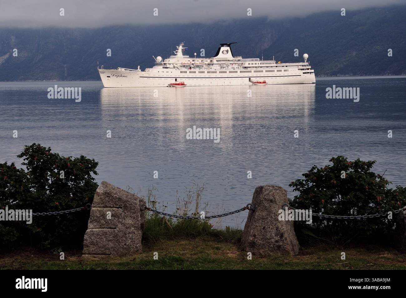 Das Kreuzfahrtschiff Prinzessin Daphne ankerte 2011 im Hardangerfjord am Eidfjord in Westnorwegen. Stockfoto