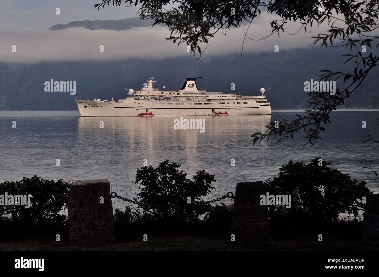 Das Kreuzfahrtschiff Prinzessin Daphne ankerte 2011 im Hardangerfjord am Eidfjord in Westnorwegen. Stockfoto