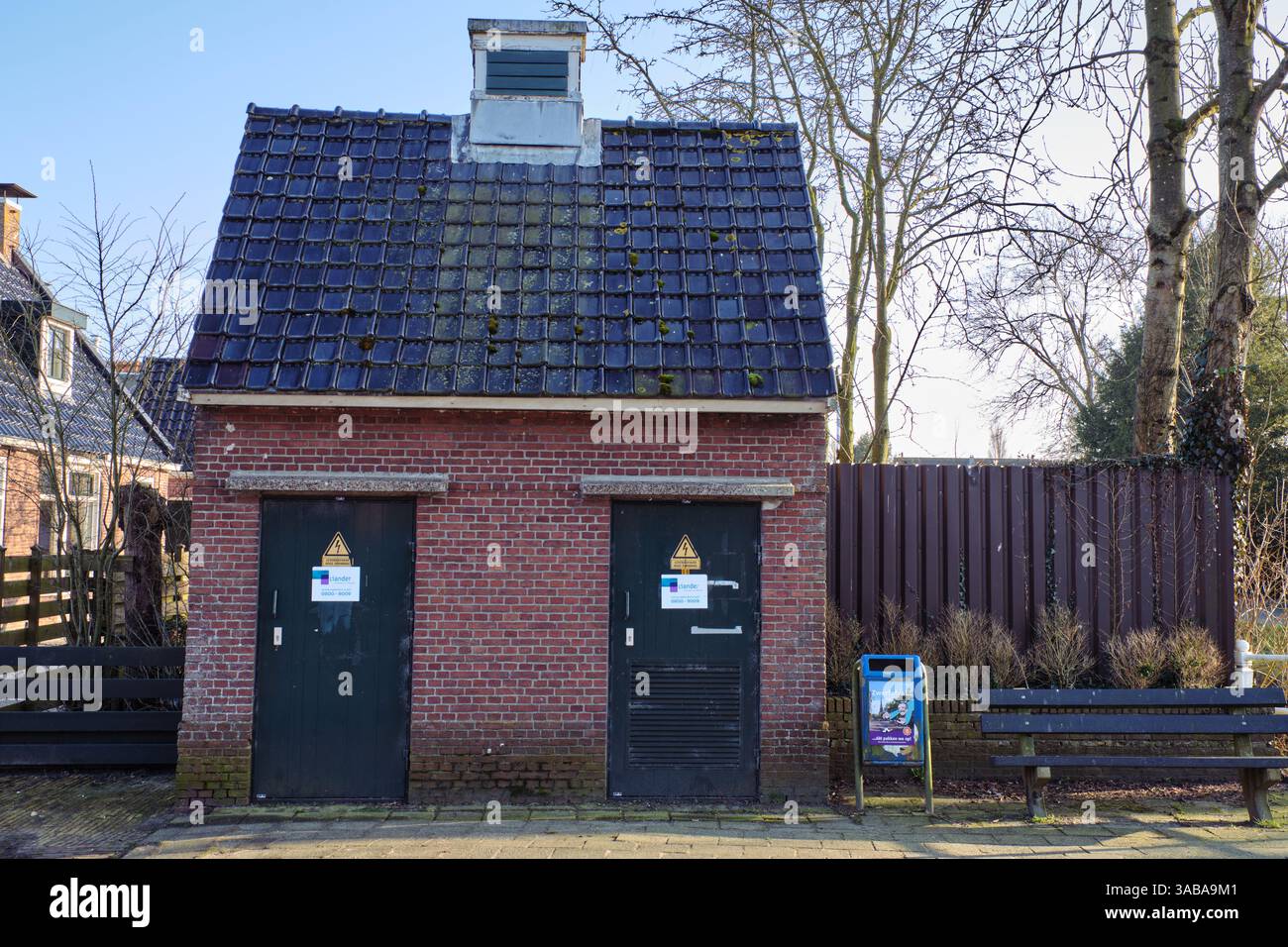 4. März 2025: Wirdum, Niederlande: Historisches Transformatorhaus mit Ziegelwänden und Ziegeldach in einem ländlichen Dorf in Friesland. Stockfoto