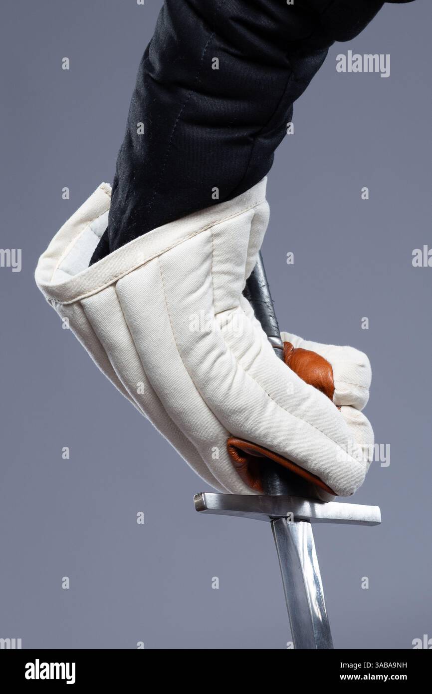 Einfache gepolsterte Handschuhe für mittelalterliche Kampfhandlungen. Grundlegender Handschutz für den Einsatz in der historischen Kampfkunst und im Schwertkampf. Stockfoto