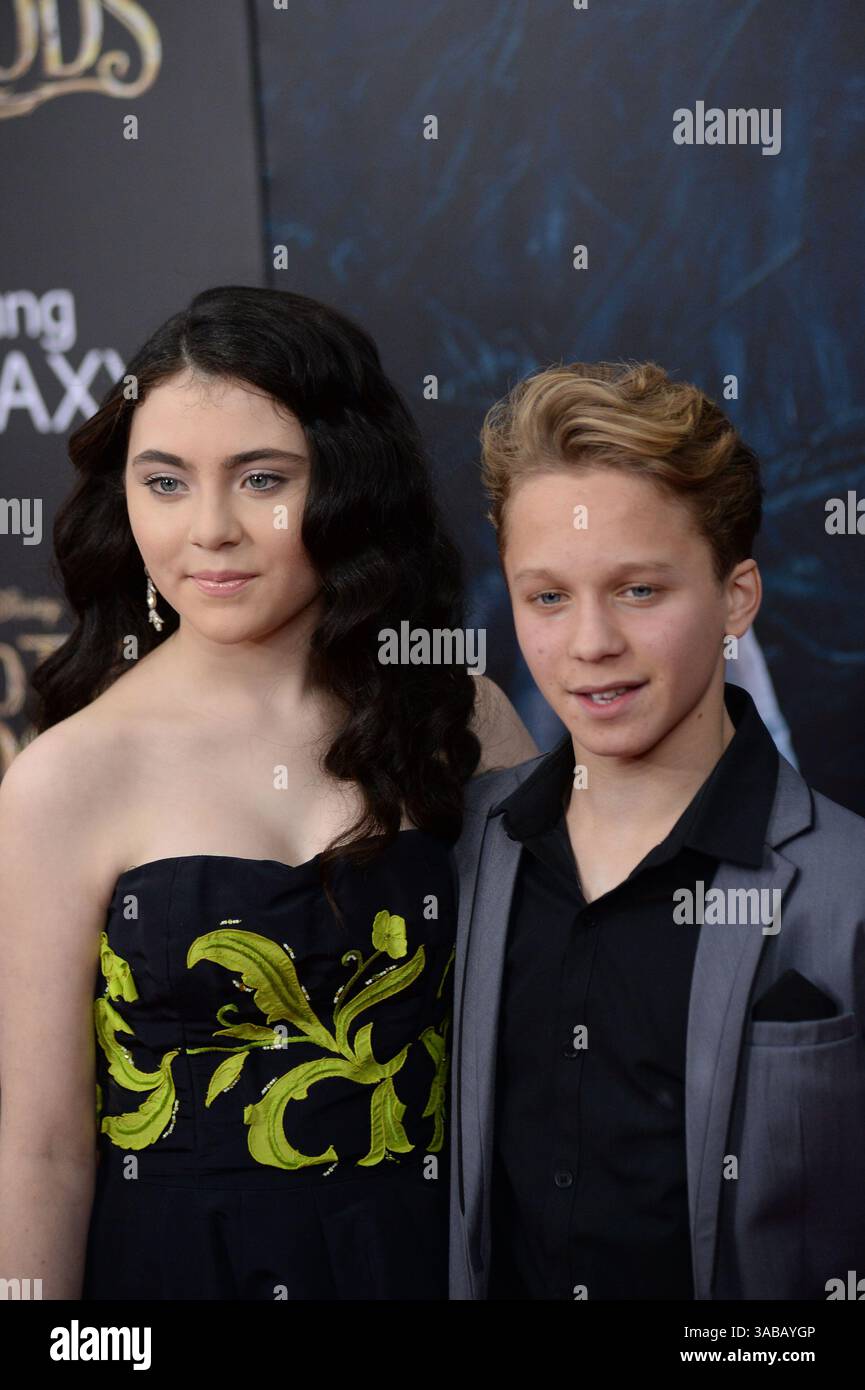Lilla Crawford und Daniel Huttlestone bei der Uraufführung von „Into the Woods“ im Ziegfeld Theatre in New York City – 08. Dezember 2014 Stockfoto