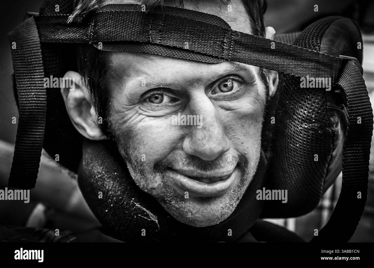 Aktenfoto vom 05/24, aufgenommen von Danny Lawson vom ehemaligen Rugbyspieler Rob Burrow posiert für ein Porträt, während er in einen Fachrollstuhl geschnallt ist, drei Wochen bevor er am 2. Juni 2024 nach seinem Kampf gegen die Motoneuronerkrankung starb. Ausgabedatum: Mittwoch, 2. April 2025. Stockfoto