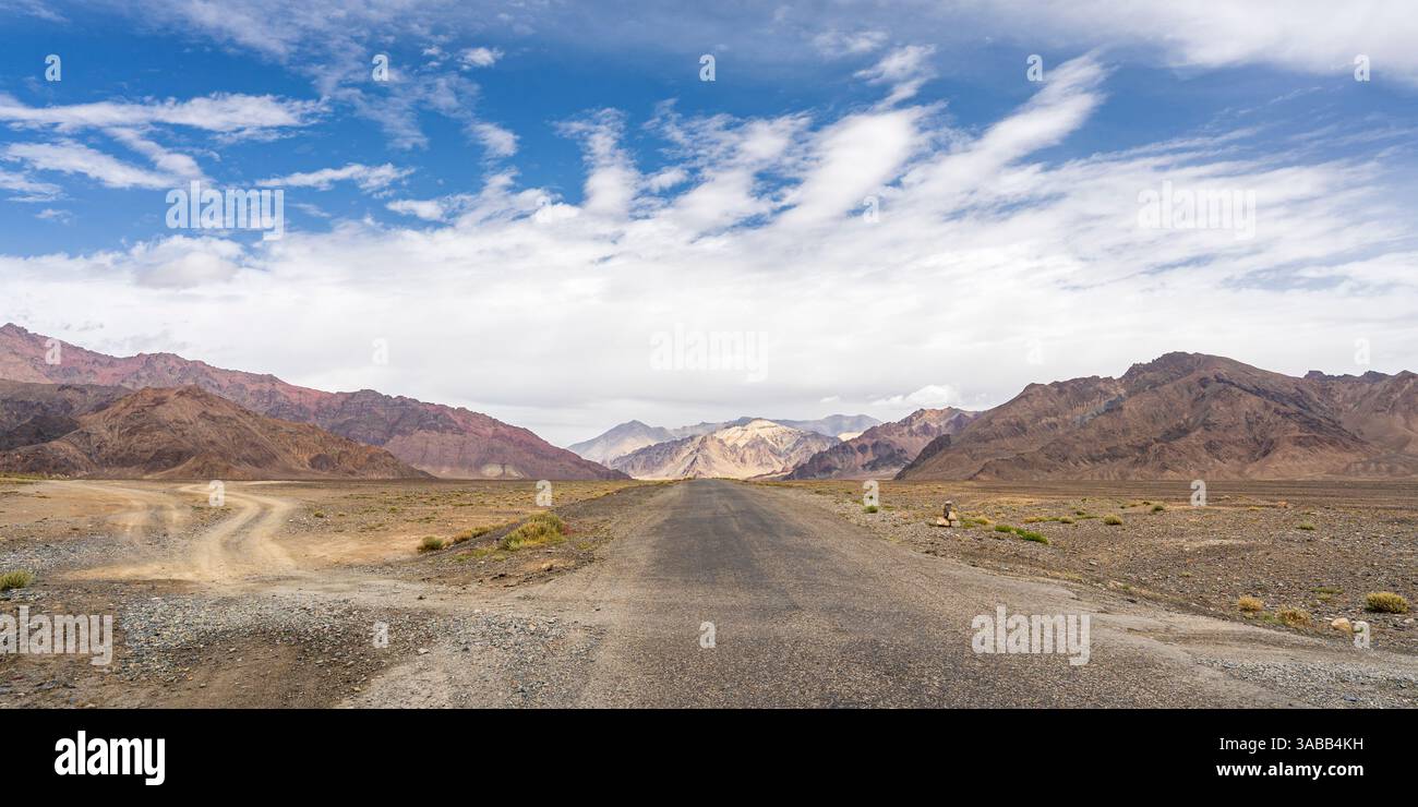 Panoramablick auf die Berglandschaft in großer Höhe auf dem Pamir Highway, Murghab, Gorno Badakhshan, Tadschikistan Stockfoto
