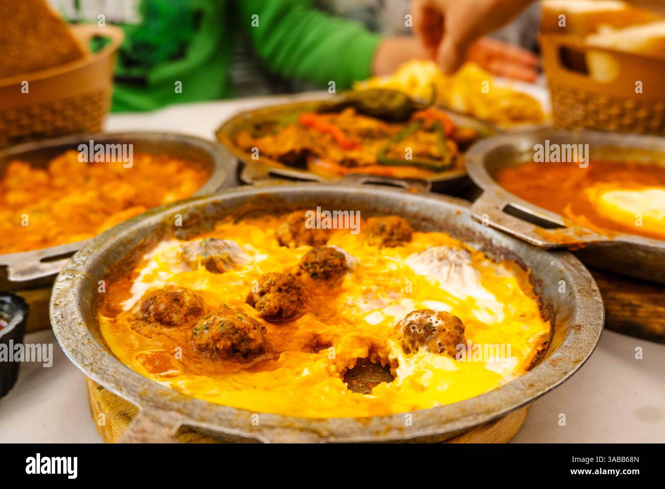 Aus nächster Nähe sehen Sie typisch köstliches morrokanisches Essen Tajine, Marokko Stockfoto