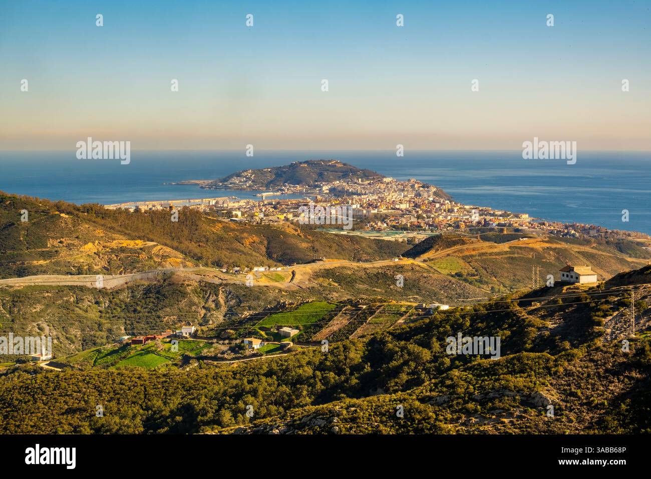 Fantastische Landschaft von Ceuta in Spanien, mit morrokanischen Bergen im Vordergrund, Afrika Stockfoto