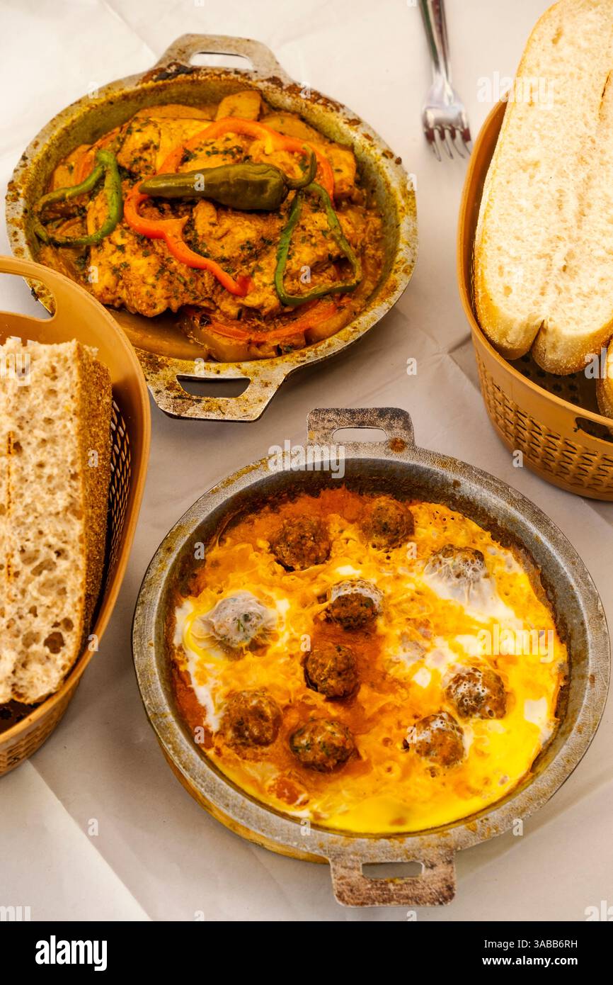 Aus nächster Nähe sehen Sie typisch köstliches morrokanisches Essen Tajine, Marokko Stockfoto