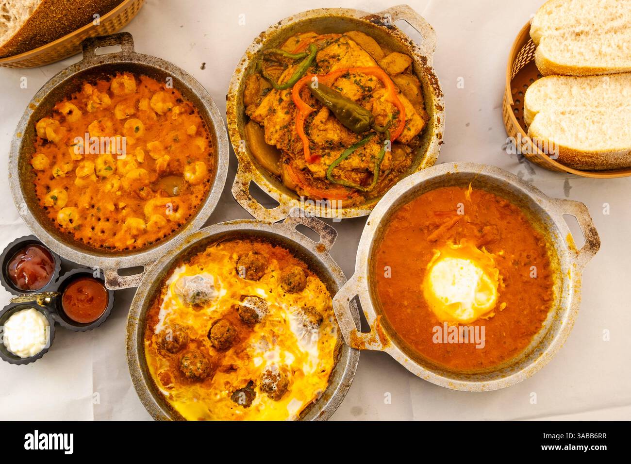 Aus nächster Nähe sehen Sie typisch köstliches morrokanisches Essen Tajine, Marokko Stockfoto