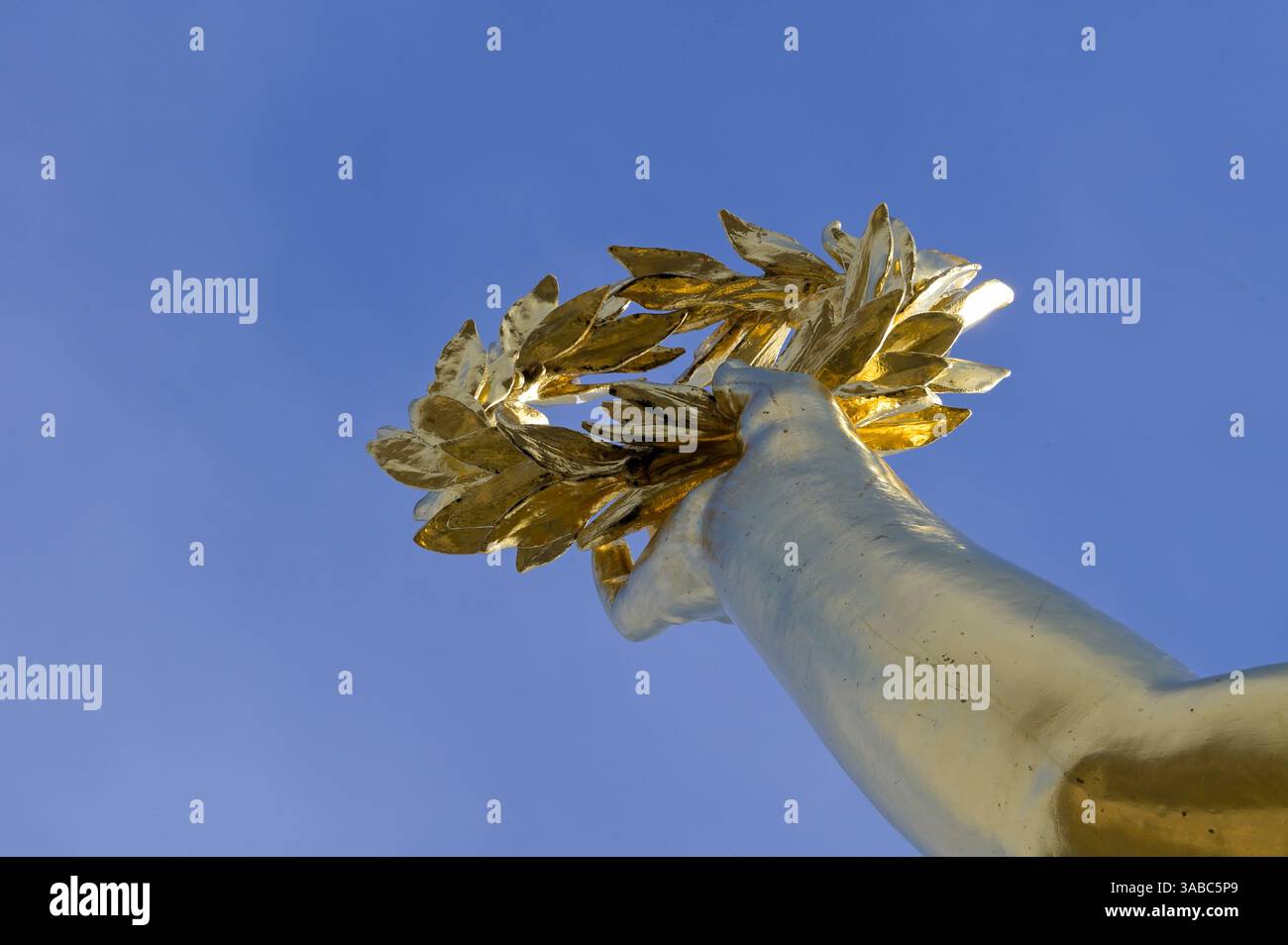 DEUTSCHLAND, Hauptstadt Berlin, berühmte Sehenswürdigkeiten und Wahrzeichen, goldene Siegessäule, Detailhand mit Lorbeerkranz Stockfoto