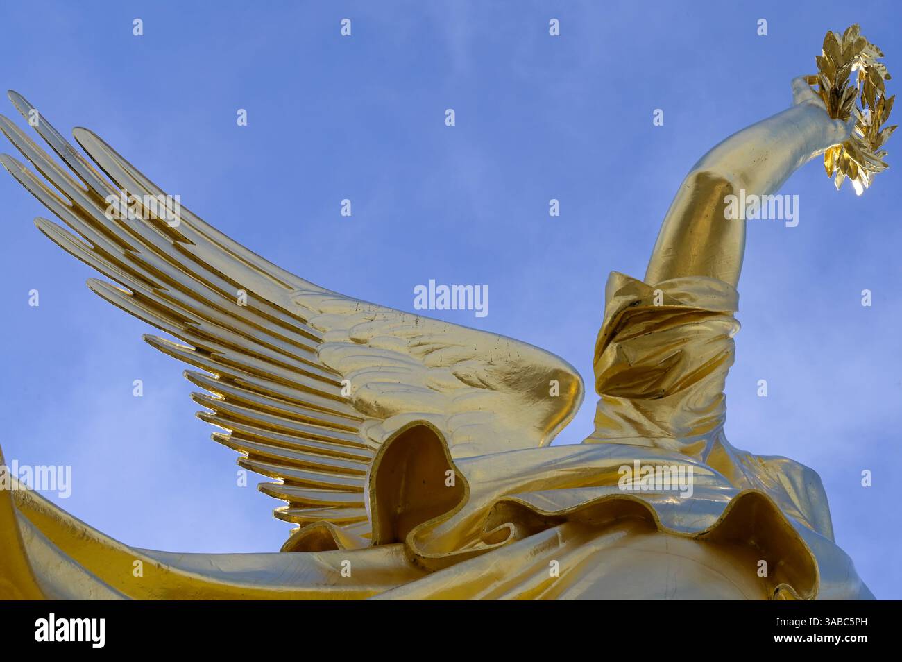 DEUTSCHLAND, Hauptstadt Berlin, berühmte Sehenswürdigkeiten und Wahrzeichen, goldene Siegessäule, Detailflügel und Hand mit Lorbeerkranz Stockfoto