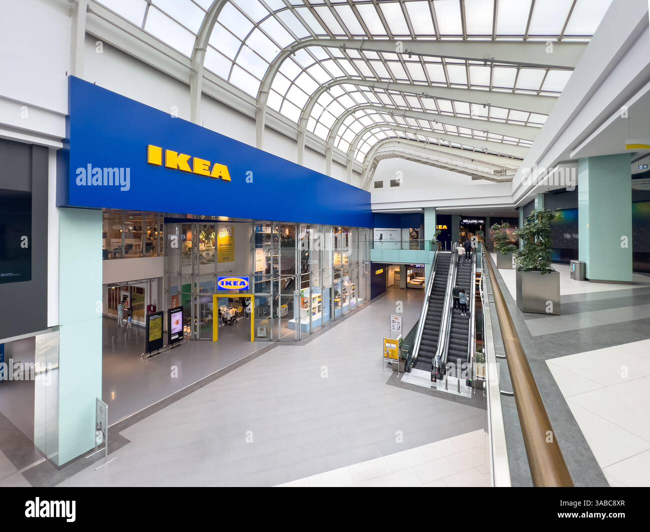 Antalya, Türkei - 31. März 2025: IKEA-Logo am Eingang des Ikea-Geschäfts im Einkaufszentrum Stockfoto