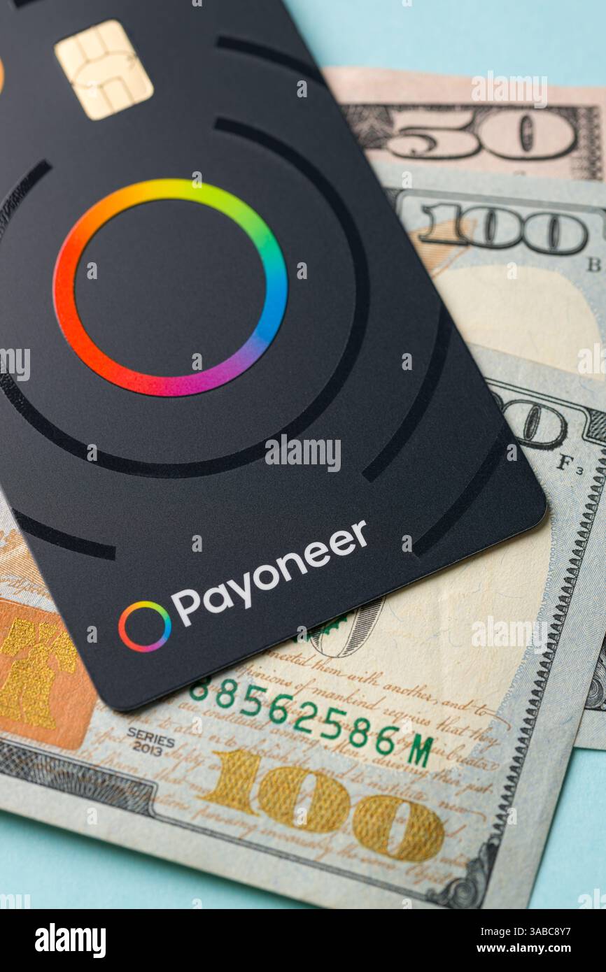 Antalya, Türkei - 5. März 2025: Draufsicht auf die Zahlungskarte des Zahlungssystems Payoneer Stockfoto