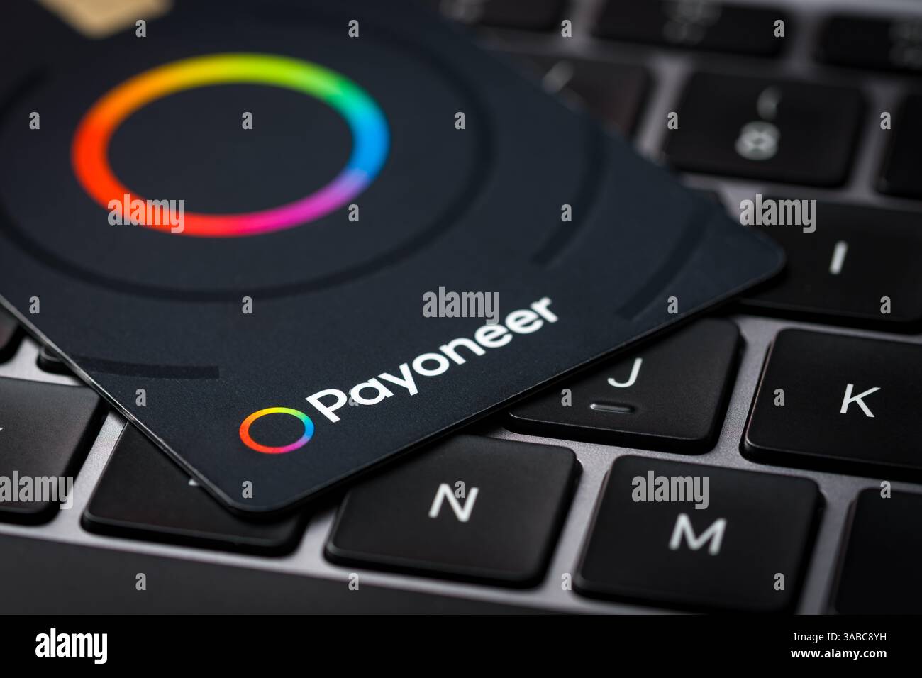 Antalya, Türkei - 5. März 2025: Draufsicht auf die Zahlungskarte des Zahlungssystems Payoneer Stockfoto