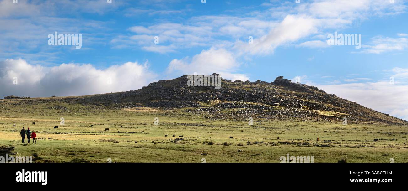 Ein Panoramabild des imposanten Granitrückens Roughtor Rough Tor auf dem wilden windgepeitschten Bodmin Moor in Cornwall in Großbritannien. Stockfoto