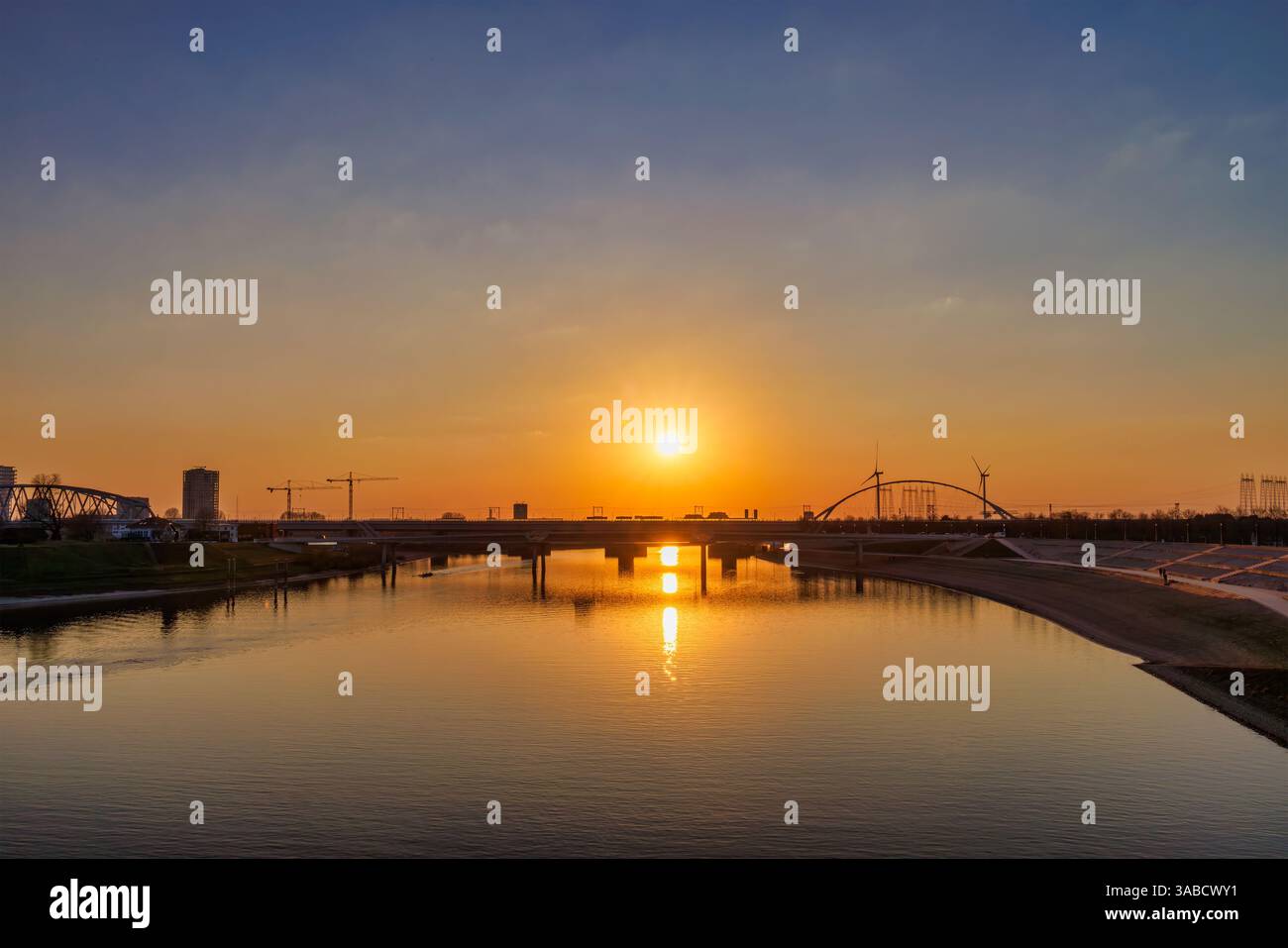 Blick bei Sonnenuntergang auf das Spiegelwaal Wasserreservat neben dem Fluss Waal in Nijmegen, Niederlande Stockfoto