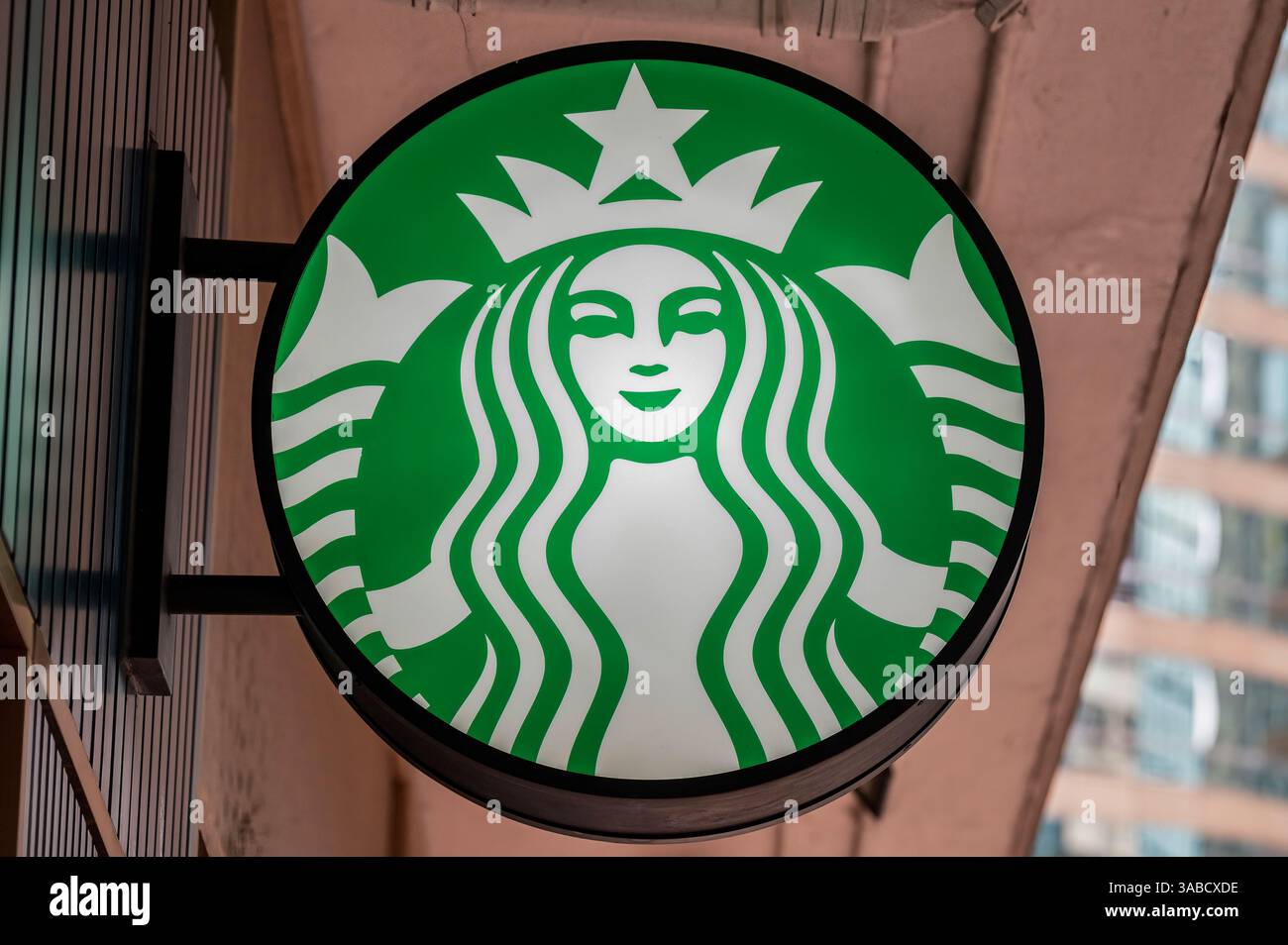 Hongkong, China. August 2024. Das amerikanische Starbucks Coffee Logo der multinationalen Kette in Hongkong. Quelle: SOPA Images Limited/Alamy Live News Stockfoto