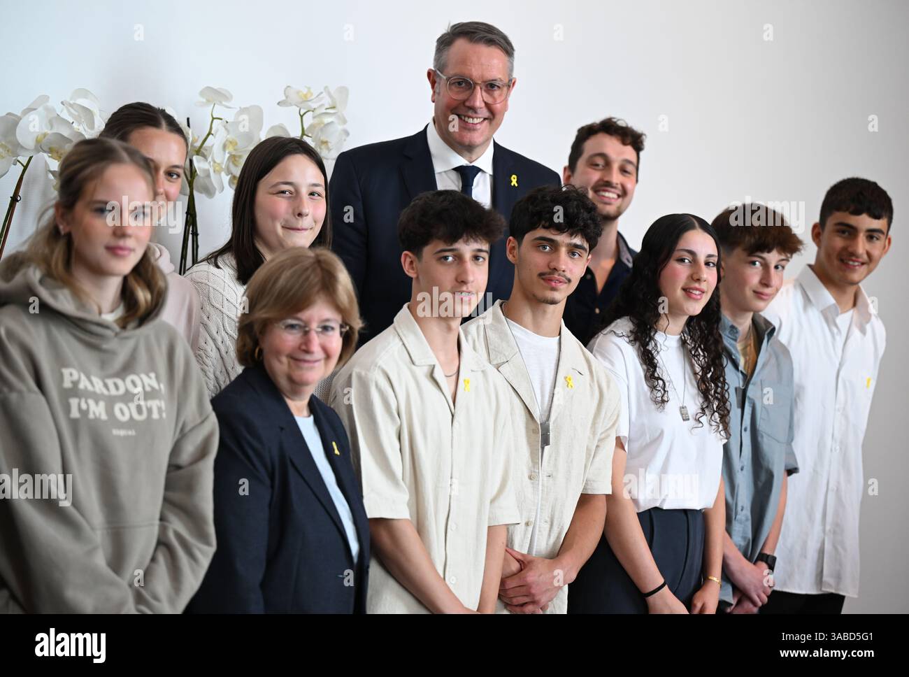 Mainz, Deutschland. April 2025. Studenten des Kibbuz Magen und des Rabanus-Maurus-Gymnasiums Mainz stehen zusammen mit Alexander Schweitzer (SPD, Back), Ministerpräsident von Rheinland-Pfalz, und Generalkonsul Talya Lador-Fresher (4. V. l.) im Staatskanzleramt beim Treffen israelischer Jugendlicher, die den Hamas-Terror überlebt haben. Vermerk: Arne Dedert/dpa/Alamy Live News Stockfoto