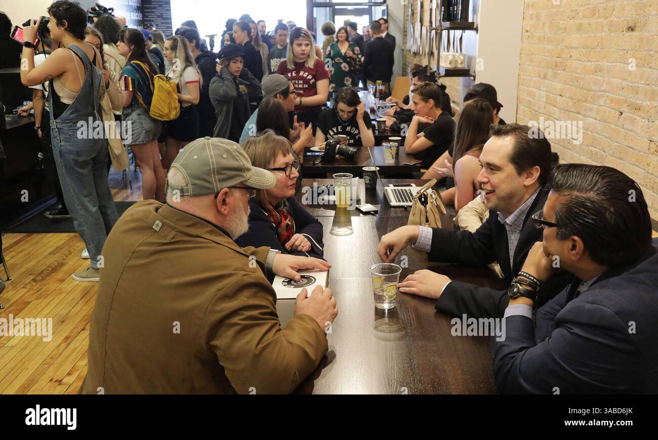 Mai 2018 – Chicago, Illinois, USA – Vorstand, Sean Tenner. Zweite von rechts spricht mit den Gönnern, die sich zur Eröffnung der SIP of Hope Coffee Bar in Chicago am Donnerstag, den 3. Mai 2018 treffen. Das Ziel des Coffeeshops ist es, so viele Menschen wie möglich über die vielen Themen der psychischen Gesundheit zu informieren. Die Mitarbeiter sind alle in psychische Gesundheit erste Hilfe zertifiziert, und der Shop wird Materialien und Kontaktinformationen für andere Organisationen haben, die helfen können. (Bild: © Antonio Perez/TNS via ZUMA Wire) Stockfoto