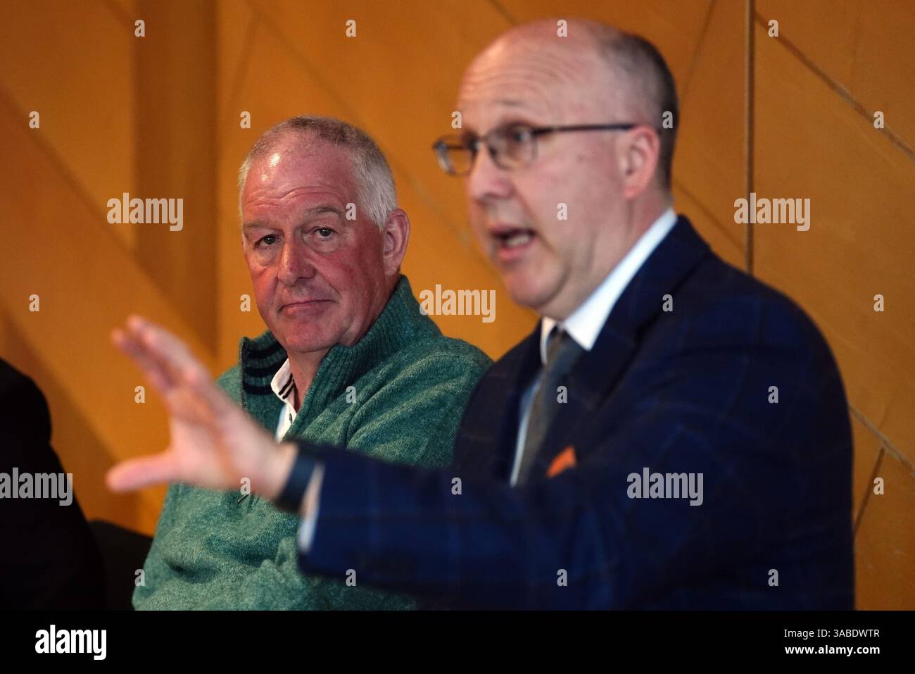 (Von links nach rechts) Rab Thomson, einer der ersten Postmaster in Schottland, der seine Verurteilung nach dem Horizon-Skandal aufheben ließ, und Calum Greenhow, ehemaliger Postmaster und derzeitiger CEO der National Federation of SubPostmasters (NFSP) bei der Gründung der Scottish Postmasters for Justice and Redress Group im schottischen Parlament in Holyrood, Edinburgh. Die neue Unterstützungsgruppe wird schottische Postmeister, die Opfer des Horizon-Skandals sind, ermutigen, Rechtsmittel zu suchen. Bilddatum: Mittwoch, 2. April 2025. Stockfoto