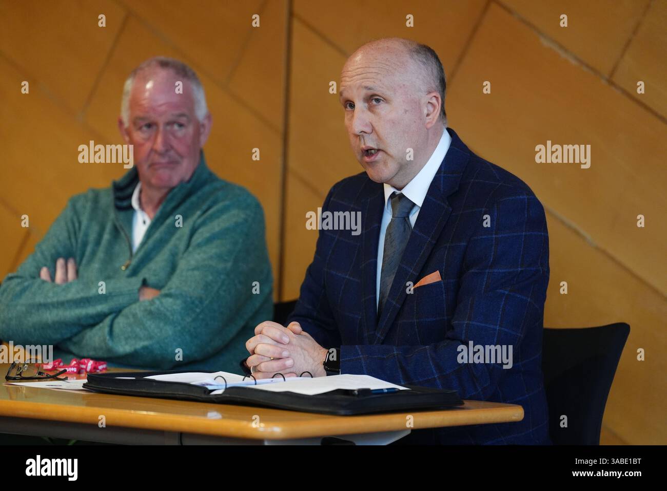(Von links nach rechts) Rab Thomson, einer der ersten Postmaster in Schottland, der seine Verurteilung nach dem Horizon-Skandal aufheben ließ, und Calum Greenhow, ehemaliger Postmaster und derzeitiger CEO der National Federation of SubPostmasters (NFSP) bei der Gründung der Scottish Postmasters for Justice and Redress Group im schottischen Parlament in Holyrood, Edinburgh. Die neue Unterstützungsgruppe wird schottische Postmeister, die Opfer des Horizon-Skandals sind, ermutigen, Rechtsmittel zu suchen. Bilddatum: Mittwoch, 2. April 2025. Stockfoto