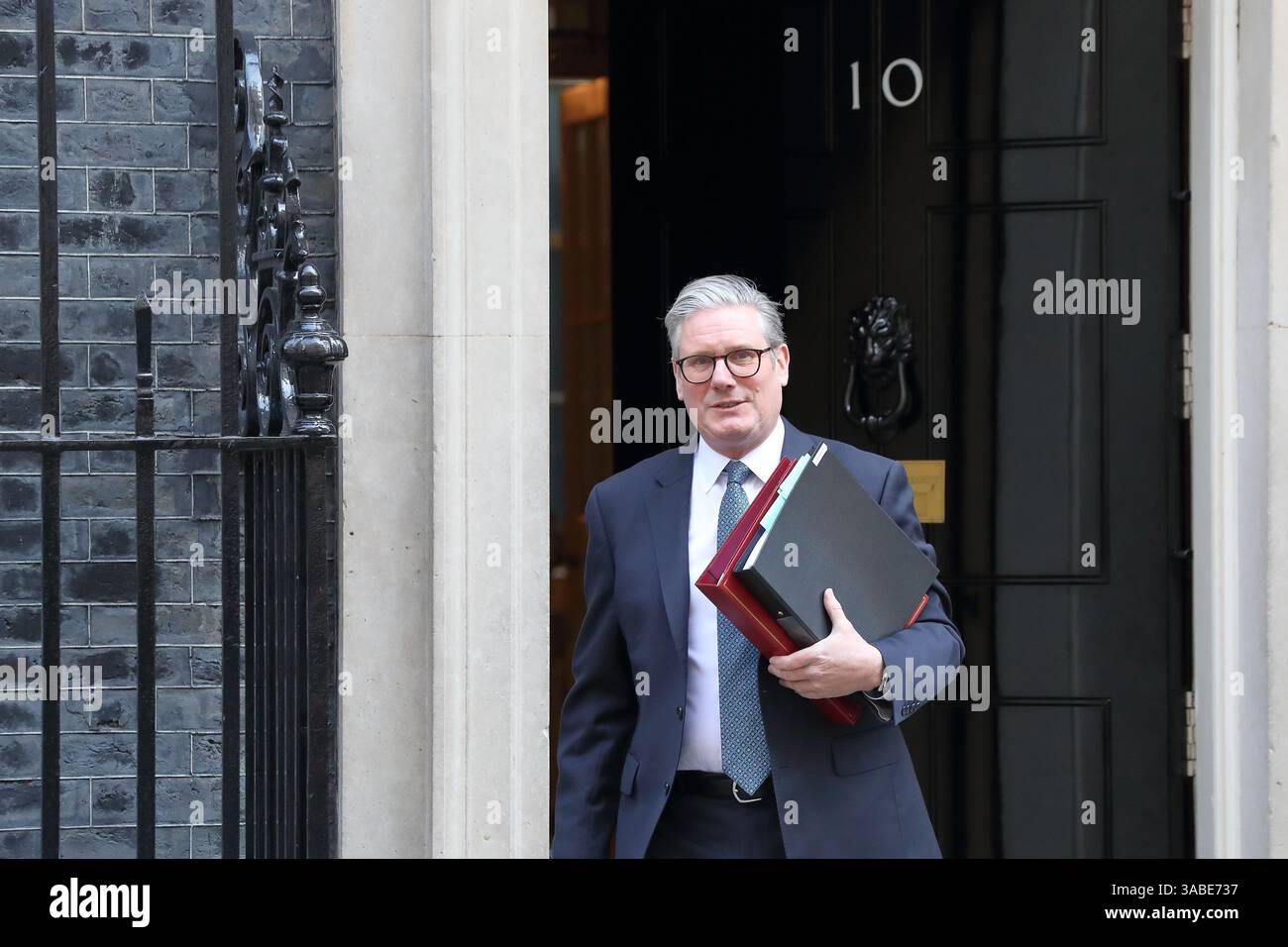 London, Großbritannien. April 2025. Der britische Premierminister Sir Keir Starmer verlässt die Downing Street 10, um an den wöchentlichen Fragen des Premierministers der PMQ im Parlament teilzunehmen. Quelle: Uwe Deffner/Alamy Live News Stockfoto London, Großbritannien. April 2025. Der britische Premierminister Sir Keir Starmer verlässt die Downing Street 10, um an den wöchentlichen Fragen des Premierministers der PMQ im Parlament teilzunehmen. Quelle: Uwe Deffner/Alamy Live News Stockfoto