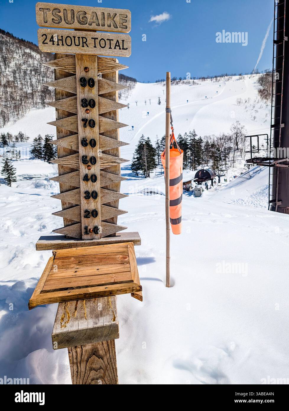 Schneetiefenmesser an einem sonnigen Tag auf der Spitze des Skigebietes Tsugaike in Hakuba, Japan Stockfoto