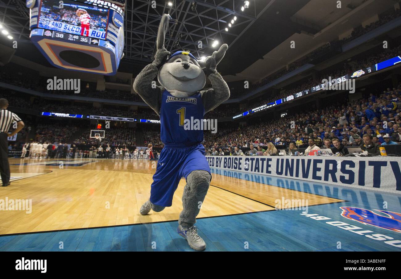 15. März 2018: Boise, ID, USA – Jack the Jack Rabbit aus South Dakota State dreht sich in der ersten Runde des NCAA Tournament West Regional am Donnerstag, den 15. März 2018, in der Taco Bell Arena in Boise, Idaho, um Fans in die Ohren zu stürzen. Ohio State Advanced, 81-73. (Kreditbild: © darin Oswald/TNS via ZUMA Wire) Stockfoto 15. März 2018: Boise, ID, USA – Jack the Jack Rabbit aus South Dakota State dreht sich in der ersten Runde des NCAA Tournament West Regional am Donnerstag, den 15. März 2018, in der Taco Bell Arena in Boise, Idaho, um Fans in die Ohren zu stürzen. Ohio State Advanced, 81-73. (Kreditbild: © darin Oswald/TNS via ZUMA Wire) Stockfoto