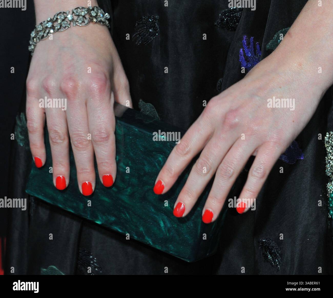 HOLLYWOOD, KALIFORNIEN - 25. APRIL: Elizabeth Moss nimmt an der Premiere von Hulus „The Magd's Tale“ im ArcLight Cinemas Cinerama Dome am 25. April 2017 in Hollywood, Kalifornien Teil. (Kreditbild: © SMG via ZUMA Wire) Stockfoto