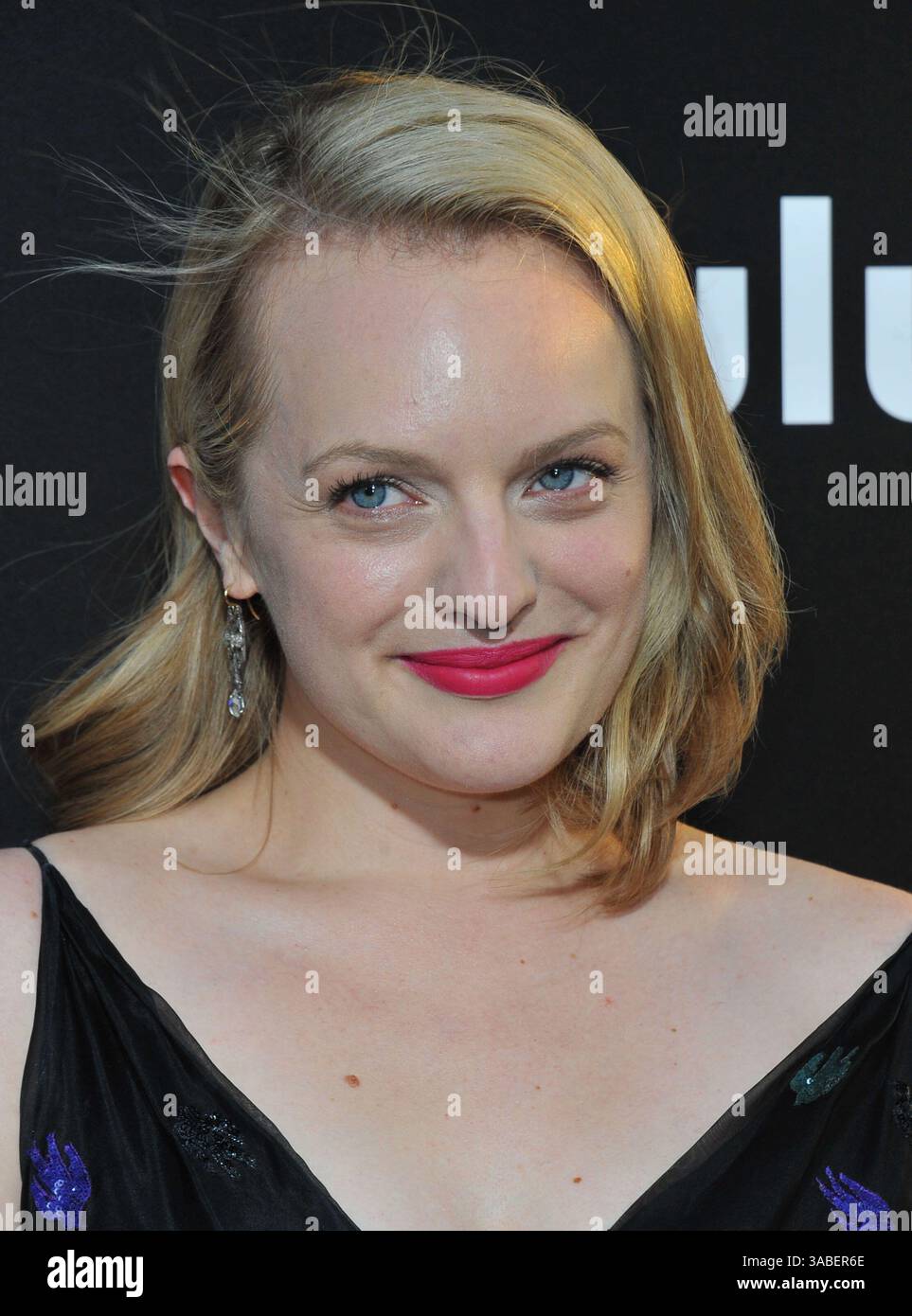 HOLLYWOOD, KALIFORNIEN - 25. APRIL: Elizabeth Moss nimmt an der Premiere von Hulus „The Magd's Tale“ im ArcLight Cinemas Cinerama Dome am 25. April 2017 in Hollywood, Kalifornien Teil. (Kreditbild: © SMG via ZUMA Wire) Stockfoto