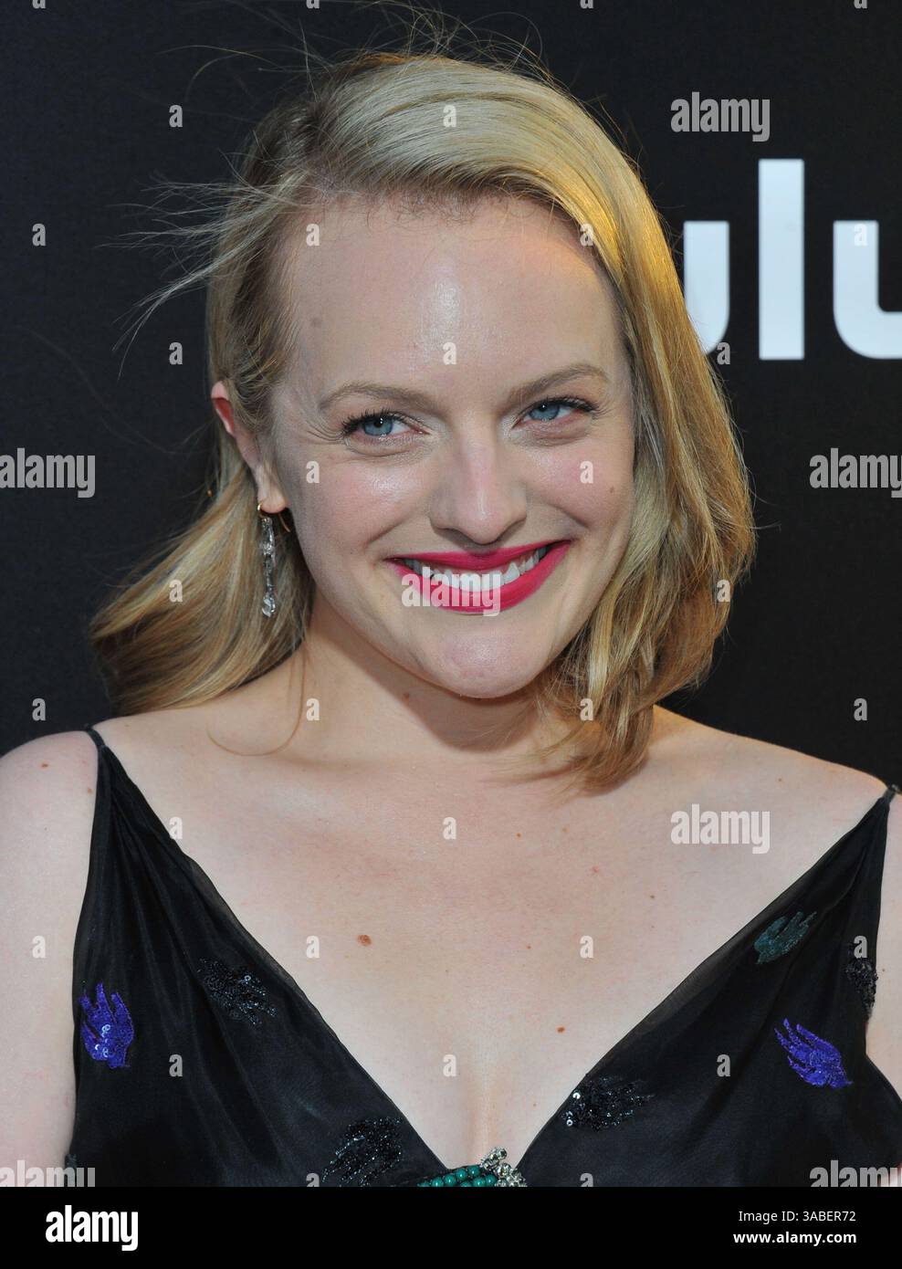 HOLLYWOOD, KALIFORNIEN - 25. APRIL: Elizabeth Moss nimmt an der Premiere von Hulus „The Magd's Tale“ im ArcLight Cinemas Cinerama Dome am 25. April 2017 in Hollywood, Kalifornien Teil. (Kreditbild: © SMG via ZUMA Wire) Stockfoto
