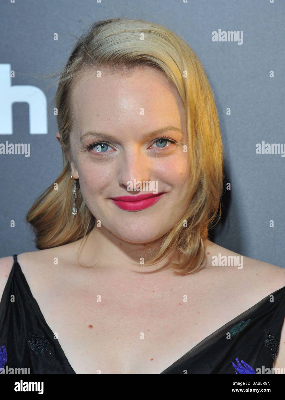 HOLLYWOOD, KALIFORNIEN - 25. APRIL: Elizabeth Moss nimmt an der Premiere von Hulus „The Magd's Tale“ im ArcLight Cinemas Cinerama Dome am 25. April 2017 in Hollywood, Kalifornien Teil. (Kreditbild: © SMG via ZUMA Wire) Stockfoto