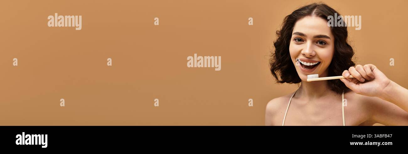 Eine hübsche junge Frau mit Zahnspangen zeigt ihre Zahnarztpraxis, während sie im Studio breit lächelt, Banner Stockfoto