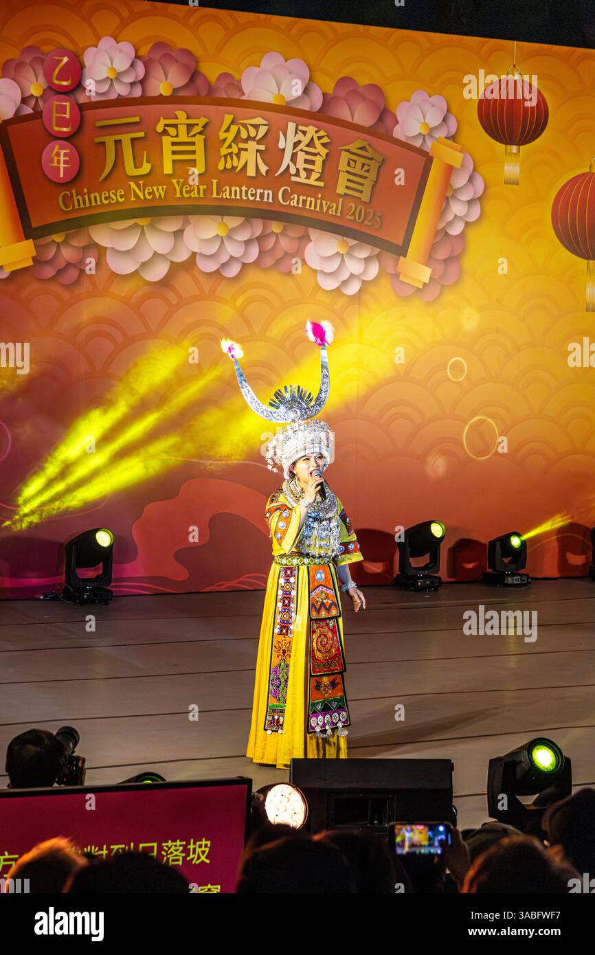 Eine öffentliche Show mit traditioneller Tracht, Gesang und Tanz beim Chinesischen Neujahrslaternen-Karneval 2025 im Symphony of Lights neben Victoria Harbour, Stockfoto