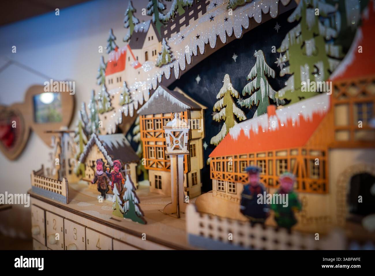 Hölzerne Diorama der schneebedeckten Dorfszene mit Uhrturm und Figuren Stockfoto