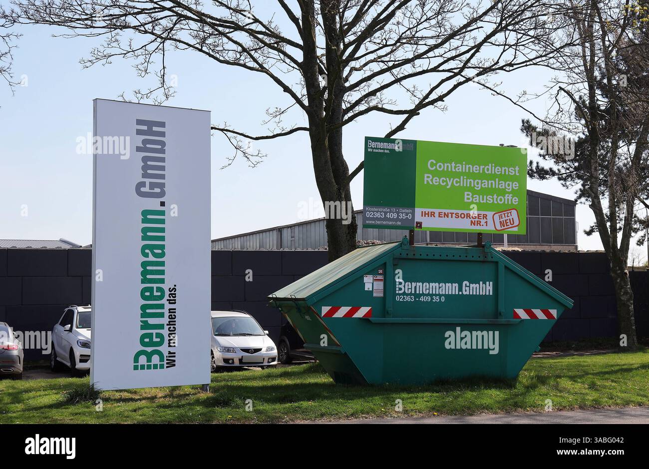 02.04.2025, Deutschland, NRW, Containerdienst, Recycling, Baustoffe, Container und Firmenschild vor dem Betriebsgelände der Firma Bernemann in Datteln Stockfoto