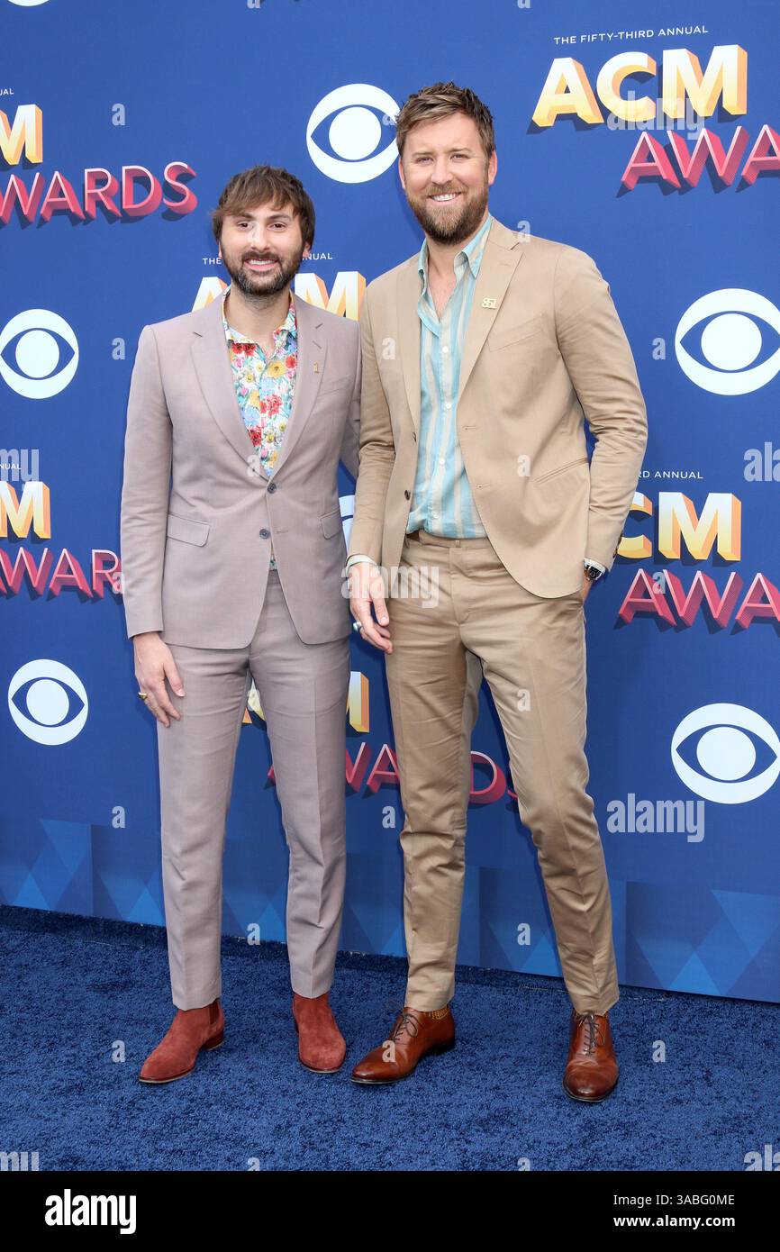 April 2018 - Las Vegas, NV, USA - LAS VEGAS - 15. APR: Dave Haywood, Charles Kelley, Lady Antebellum bei den Academy of Country Music Awards 2018 in der MGM Grand Garden Arena am 15. April 2018 in Las Vegas, NV (Kreditbild: © Kathy Hutchins Via ZUMA Wire) Stockfoto