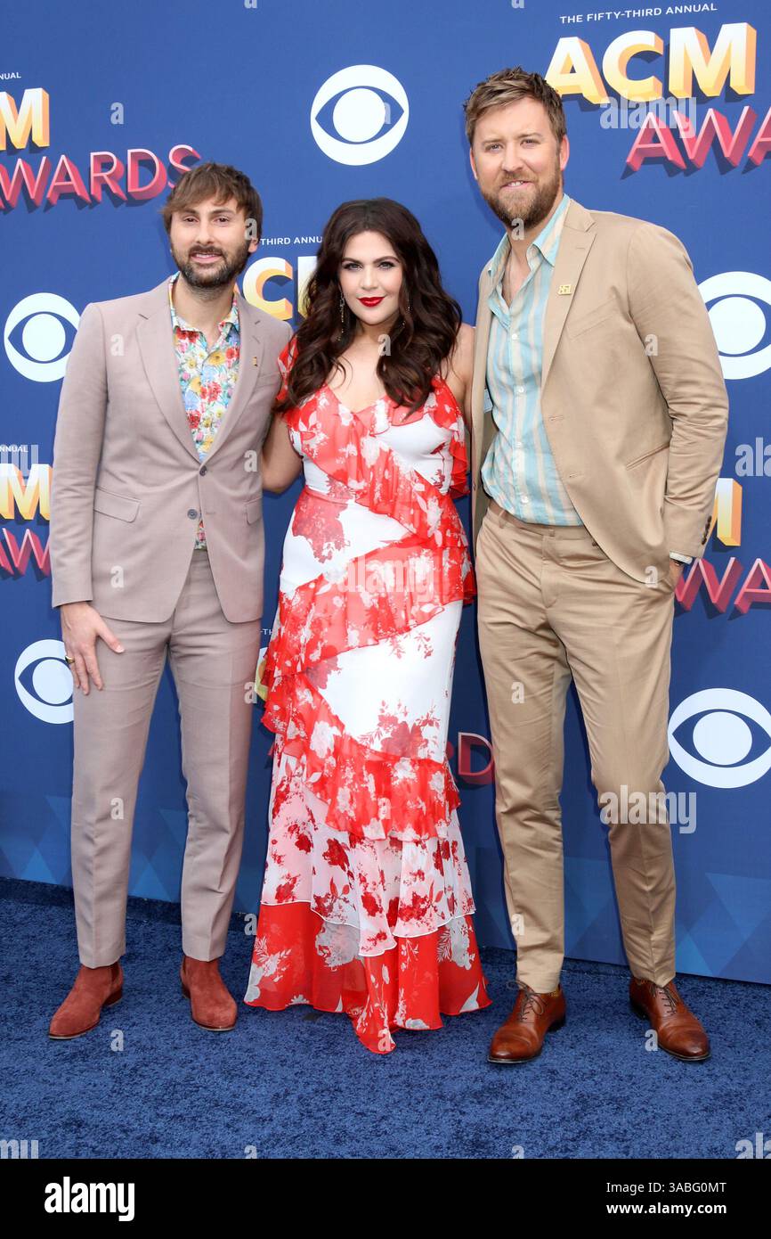April 2018 - Las Vegas, NV, USA - LAS VEGAS - 15. APR: Dave Haywood, Hillary Scott, Charles Kelley, Lady Antebellum bei den Academy of Country Music Awards 2018 in der MGM Grand Garden Arena am 15. April 2018 in Las Vegas, NV (Kreditbild: © Kathy Hutchins Via ZUMA Wire) Stockfoto
