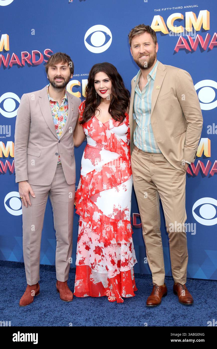 April 2018 - Las Vegas, NV, USA - LAS VEGAS - 15. APR: Dave Haywood, Hillary Scott, Charles Kelley, Lady Antebellum bei den Academy of Country Music Awards 2018 in der MGM Grand Garden Arena am 15. April 2018 in Las Vegas, NV (Kreditbild: © Kathy Hutchins Via ZUMA Wire) Stockfoto