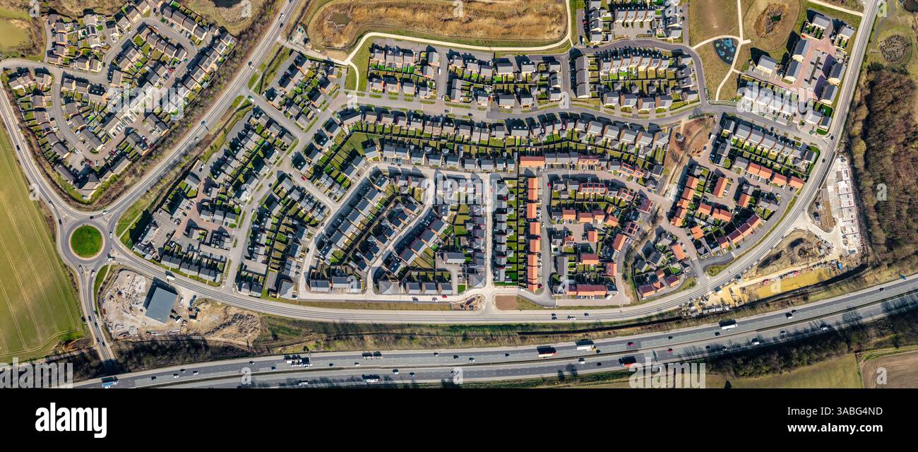 Panoramablick auf die Landschaft direkt über einem Block neu gebauter erschwinglicher Vorstadthäuser in Großbritannien mit kleinen Gärten und gebaut auf grünem Gürtel La Stockfoto