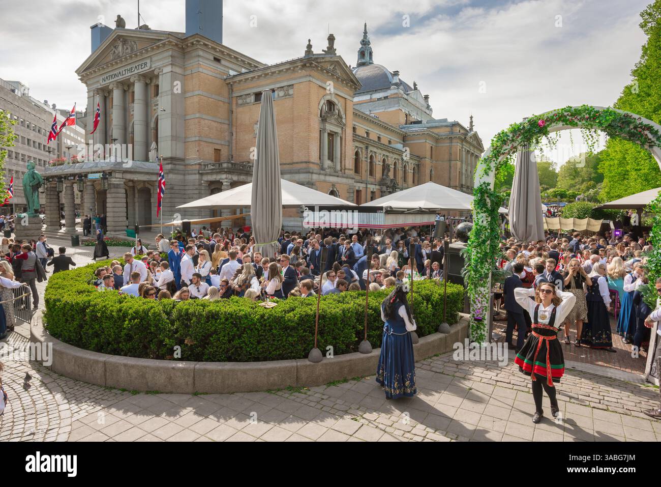Norwegen 17. Mai Nationalfeiertag, Blick auf junge Norweger, die ihren Nationalfeiertag in einem Veranstaltungsort neben dem Nationaltheatergebäude in Oslo feiern Stockfoto