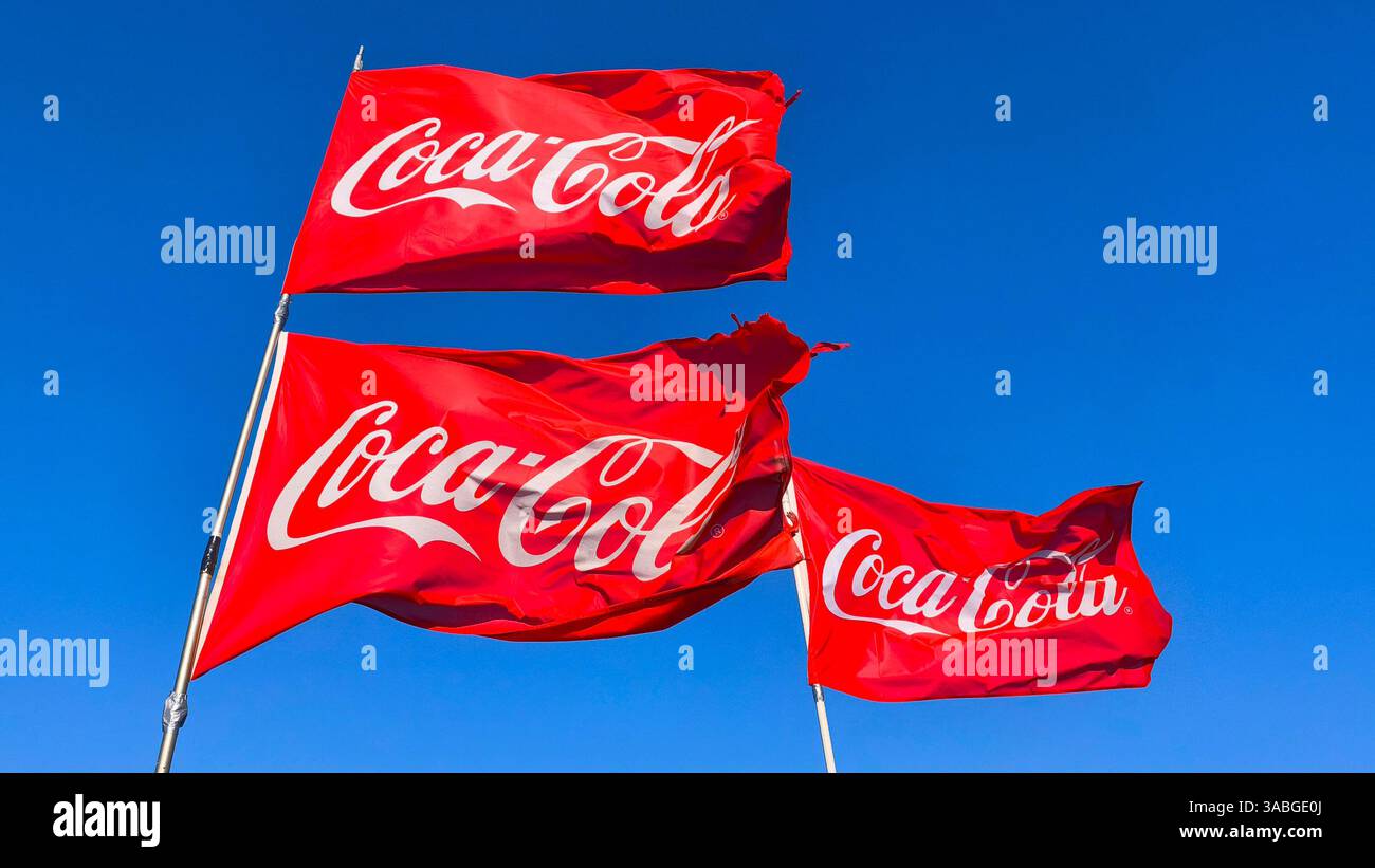 Brouwersdam / Netherslands 31.03.2025 Wehende Flaggen mit der Werbeaufschrift des US - Getränkehersteller Coca Cola sind auf dem Dach eines Schnellimbiss angebracht auf dem Dach eines Fast-Food-Restaurants sind winkende Flaggen mit dem Werbeaufschrift des US-Getränkeherstellers Coca Cola angebracht Foto: Norbert Schmidt, Düsseldorf Stockfoto