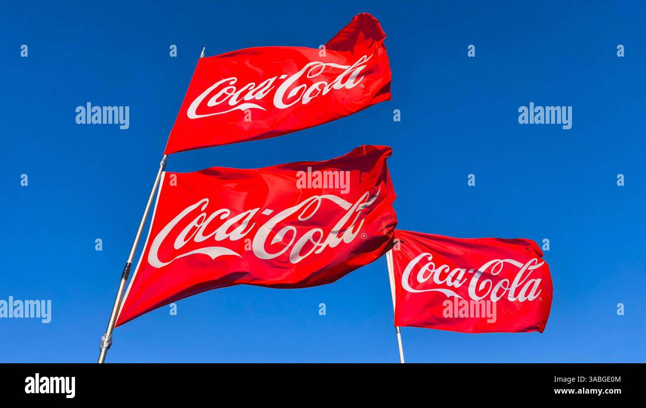 Brouwersdam / Netherslands 31.03.2025 Wehende Flaggen mit der Werbeaufschrift des US - Getränkehersteller Coca Cola sind auf dem Dach eines Schnellimbiss angebracht auf dem Dach eines Fast-Food-Restaurants sind winkende Flaggen mit dem Werbeaufschrift des US-Getränkeherstellers Coca Cola angebracht Foto: Norbert Schmidt, Düsseldorf Stockfoto