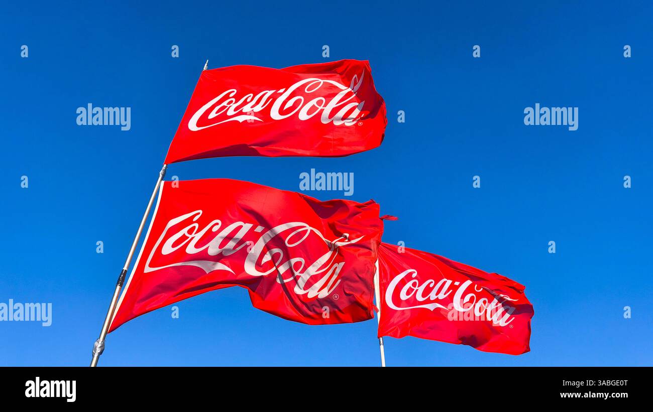 Brouwersdam / Netherslands 31.03.2025 Wehende Flaggen mit der Werbeaufschrift des US - Getränkehersteller Coca Cola sind auf dem Dach eines Schnellimbiss angebracht auf dem Dach eines Fast-Food-Restaurants sind winkende Flaggen mit dem Werbeaufschrift des US-Getränkeherstellers Coca Cola angebracht Foto: Norbert Schmidt, Düsseldorf Stockfoto
